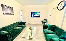Luxurious & Modern Large House 9Mins Drive To Town